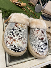 Load image into Gallery viewer, Jo &amp; Joe Mosaic Fluffy Slippers